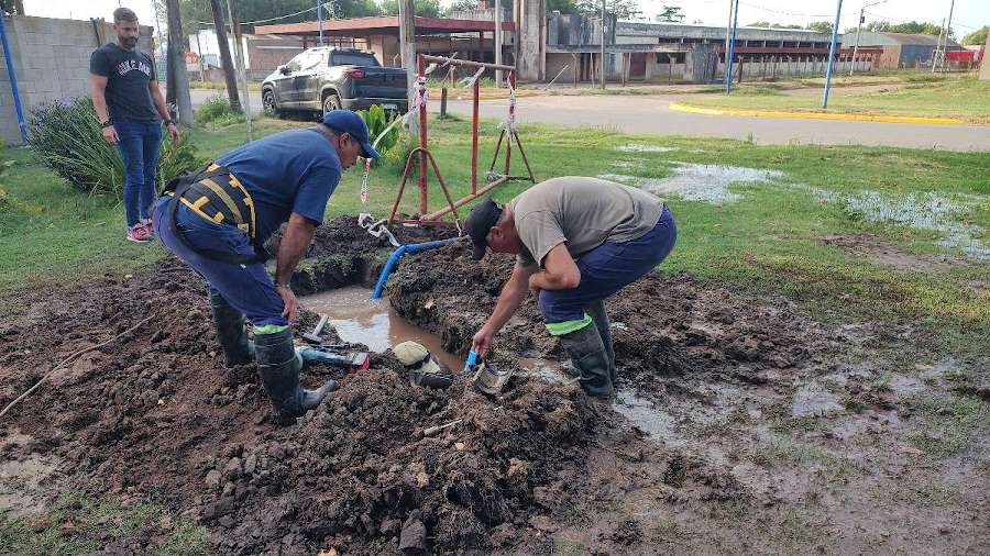 Repararon una cañería maestra de la red de agua en avenida Helguera y Loma Negra