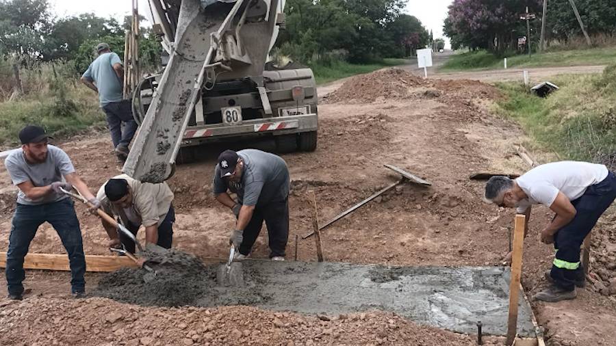 Construyen un badén en Carabelas