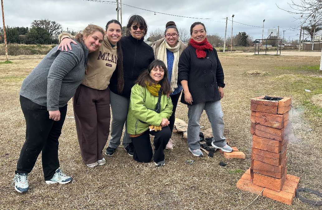 El Taller Municipal de Cerámica cerró otra etapa con práctica de cocción artesanal